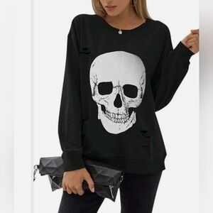 Skull crew neck with rips for full effects. In EUC. Size XL